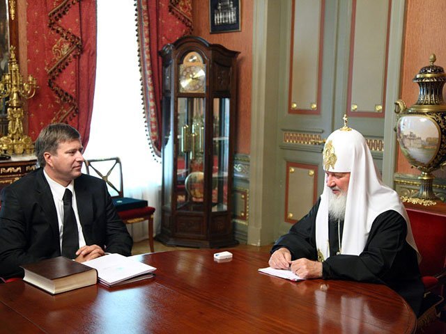 1460997_20120404215425 Внимательно вглядевшись в фотографии, выложенные на официальном сайте Московского патриархата, блоггеры обнаружили, что часов на руке Патриарха нет, однако их отражение хорошо "читается" на блестящей поверхности стола