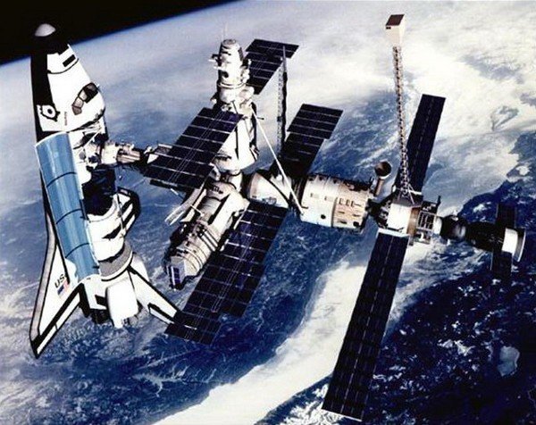 Орбитальная станция Мир и состыкованный с ней американский шаттл.