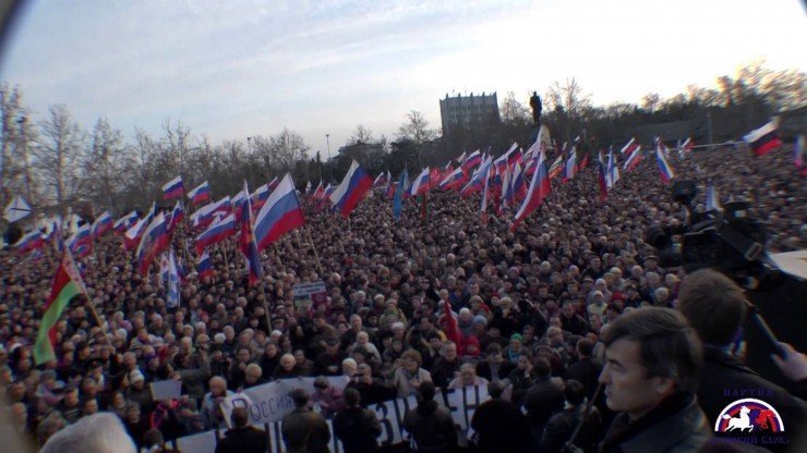 Севастополь встал против фашизма! 50 000 горожан поют «Вставай, страна огромная!»