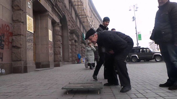 Акция на Крещатике: вытри ноги об Компартию