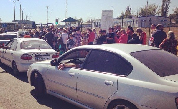 06.09.14 Изварино. Очередь на границе Россия - Украина, примерно, выглядит так... Всех не уместить. Люди поверили, что войне конец