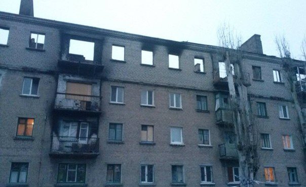 Но больше всего принёс боли дом, который практически весь разбит снарядами, а в нём теплится жизнь,горит огонёк в нескольких квартирах.И при виде этого огонька понимаешь-этих людей не сломить,они будут стоять за свою землю до конца,до последнего