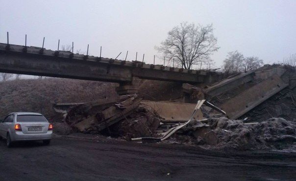 Но эту сказку разрывали совсем другие картинки.Это с мирно уснувшими полями соседствовал взорванный мост, не разорванный снаряд града,врезавшийся в землю.