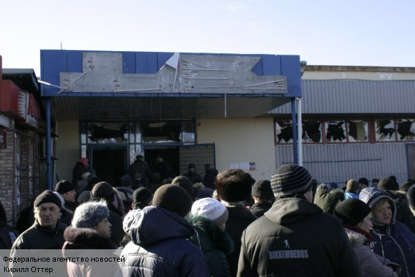 Раздача гуманитарной помощи вызвала большой ажиотаж. Пайки и хлеб граждане выхватывали из рук ополченцев, полагая, что опоздавшим к раздаче ничего не достанется. Досталось, однако же, почти всем.