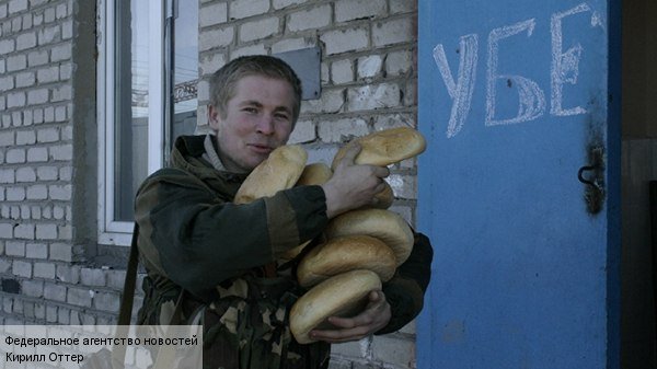 Бойцы на собственные деньги закупили больше тысячи буханок хлеба, больше сотни коробок печенья, конфет, сухарей и пряников для детей Дебальцево. Теперь все это надо было расфасовать по пакетам, погрузить в машины и добраться до города.