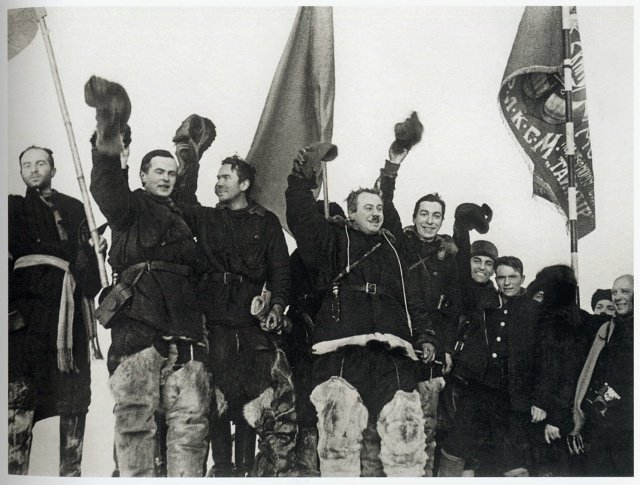Первая в мире полярная научно-исследовательская дрейфующая станция "Северный полюс-1", принадлежащая СССР, начала работу 21 мая 1937 г.