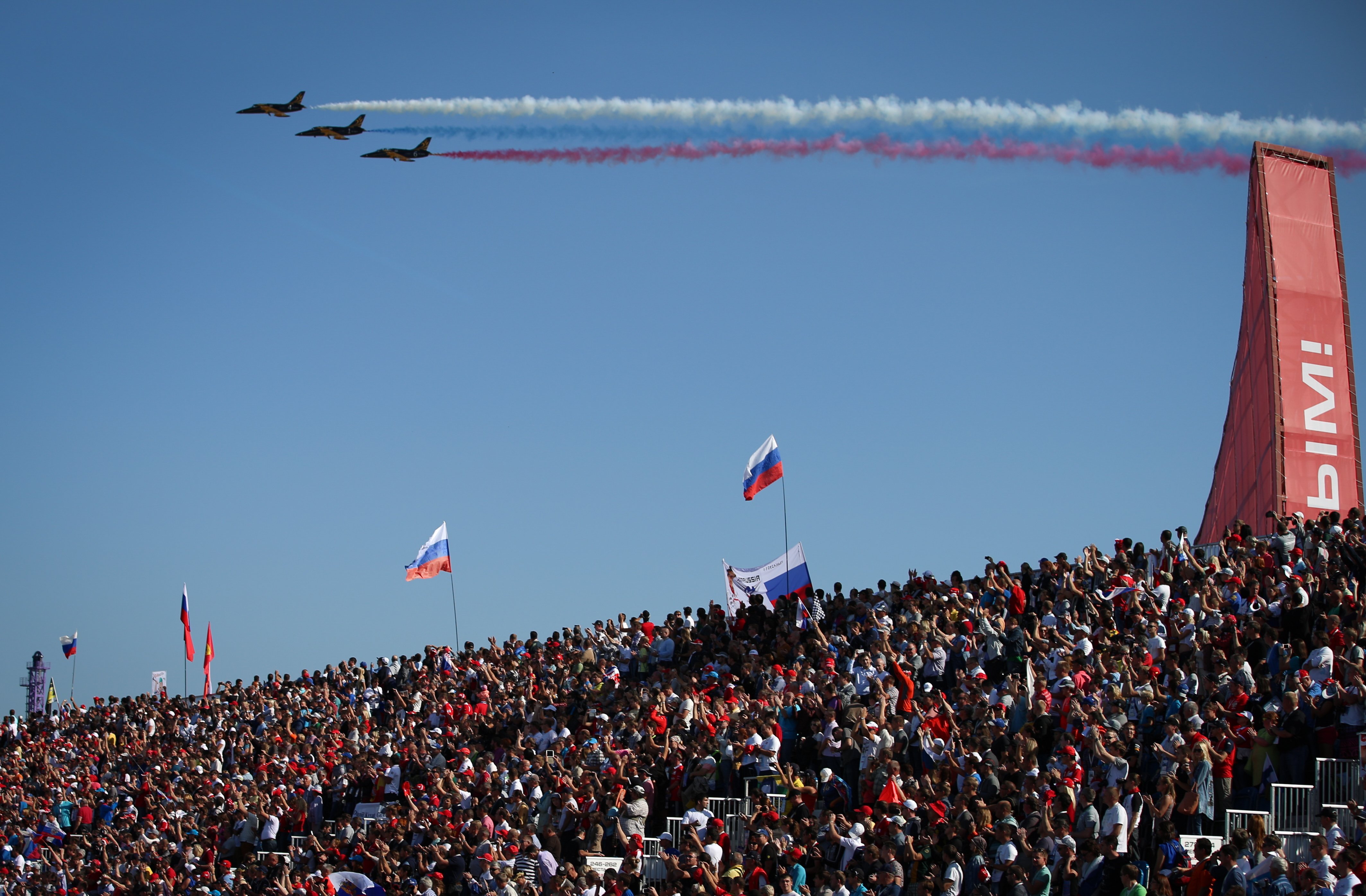 SOCHI, RUSSIA. OCTOBER 12, 2014. The RUSS aerobatic display team performs at the 2014 Formula One Russian Grand Prix. Stanislav Krasilnikov/TASS Россия. Сочи. 12 октября. Показательные выступления пилотажной группы "Русь" на российском этапе чемпионата мира по кольцевым автогонкам в классе "Формула-1". Станислав Красильников/ТАСС