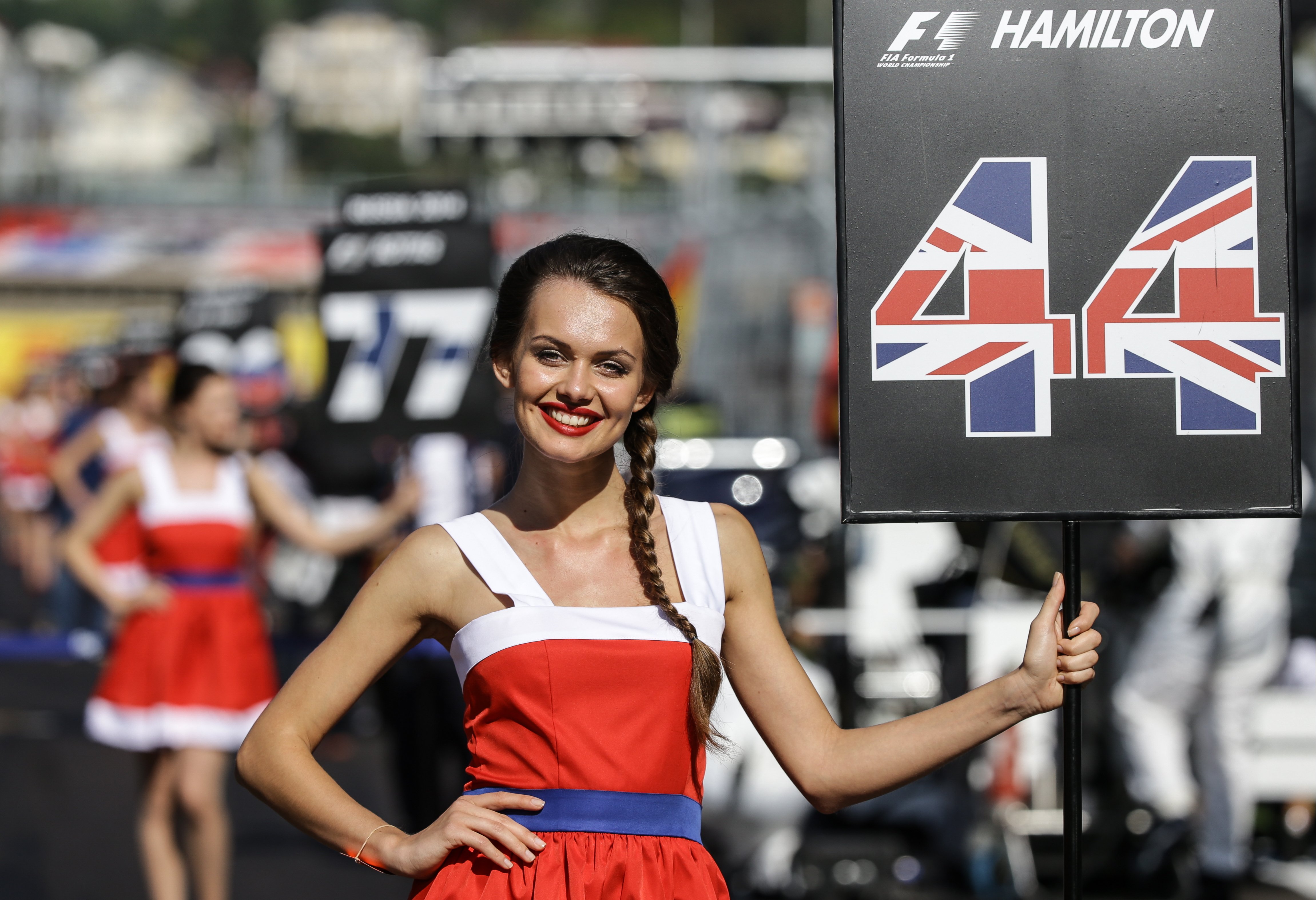 SOCHI, RUSSIA. OCTOBER 12, 2014. A young girl holds a number sign during the F1 Drivers' Parade at the 2014 Formula One Russian Grand Prix, at the Sochi Autodrom racing circuit. Sergei Savostyanov/TASS Россия. Сочи. 12 октября. На "Параде гонщиков" на российском этапе чемпионата мира по кольцевым автогонкам в классе "Формула-1" на стадионе "Сочи Автодром". Сергей Савостьянов/ТАСС