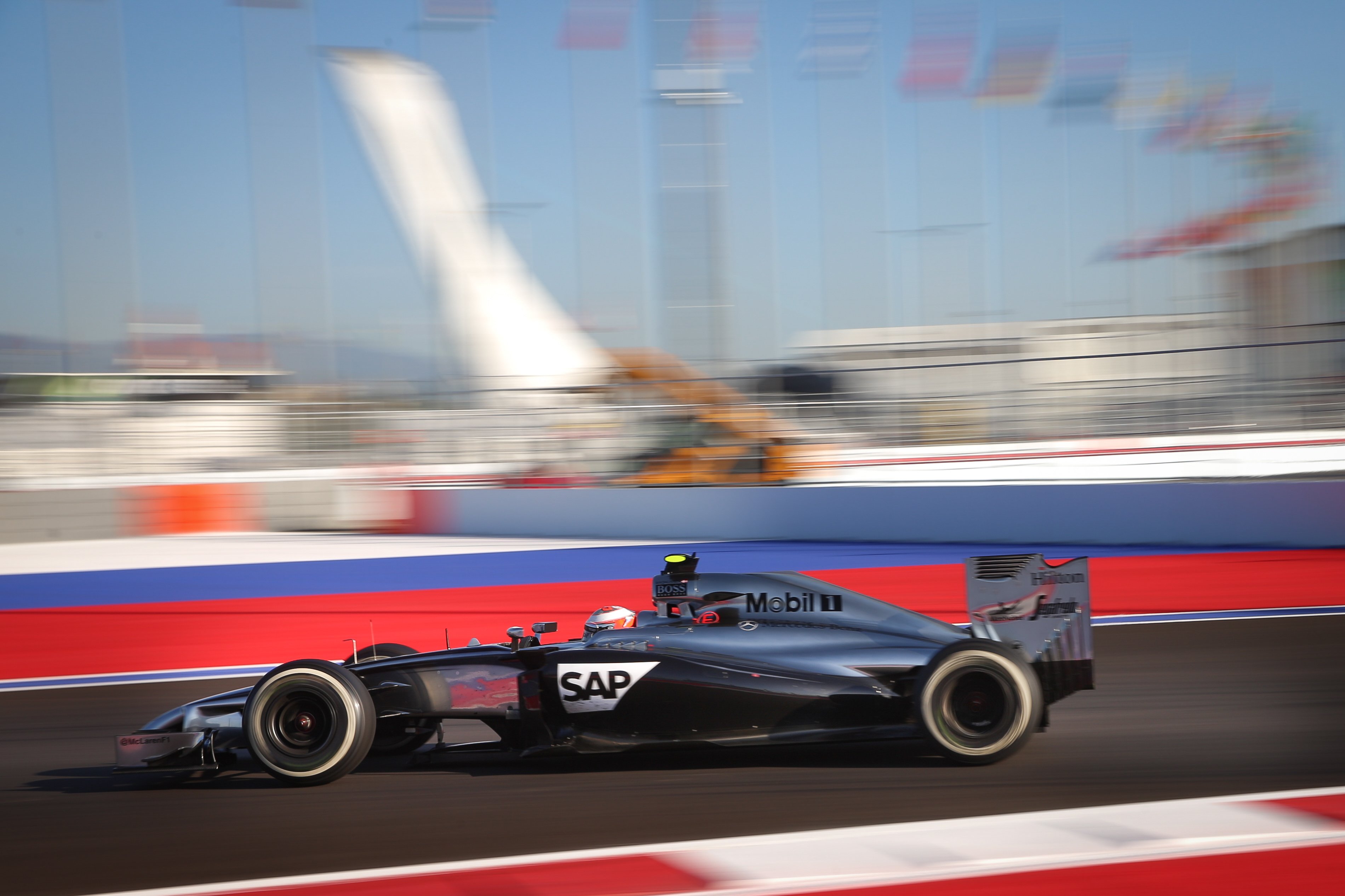 SOCHI, RUSSIA. OCTOBER 12, 2014. British racing driver Jenson Button of the McLaren Mercedes F1 competes in the 2014 Formula One Russian Grand Prix race at the Sochi Autodrom racing circuit. Stanislav Krasilnikov/TASS Россия. Сочи. 12 октября. Гонщик команды "Уильямс" Вальттери Боттас во время заезда на российском этапе чемпионата мира по кольцевым автогонкам в классе "Формула-1". Станислав Красильников/ТАСС