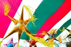Карнавальные дни проходят в обстановке красочных и шумных уличных парадов (Фото: holbox, Shutterstock)