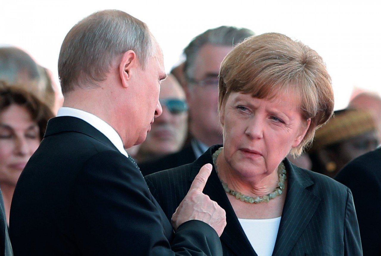 Путин обсудил с Меркель по телефону разведение сил в Донбассе
