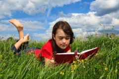 Нет ничего лучше увлекательной книги! (Фото: Jacek Chabraszewski, Shutterstock)