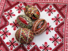 Пасхальная традиция красить яйца пришла к нам от древних славян (Фото: Radu Razvan, Shutterstock)