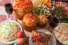 Пасхальный кулич и другие угощения на праздничном столе (Фото: JackF, Shutterstock)