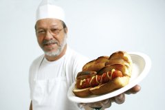Покупайте наш большой горячий хот-дог! (Фото: Pinkcandy, Shutterstock)