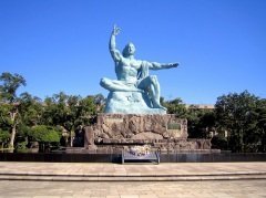 У монумента Статуя мира в Нагасаки в этот день проходят главные памятные мероприятия (Фото: Paolo Gianti, Shutterstock