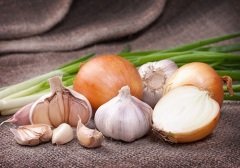 Считалось, что запах чеснока и лука пугает нечистую силу (Фото: Timmary, Shutterstock)