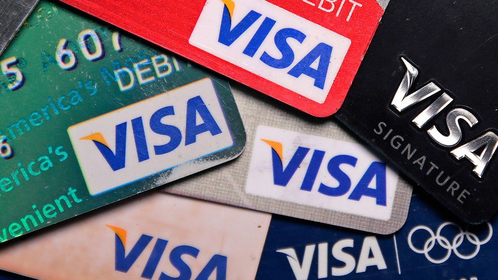 Банкам разрешили брать комиссию с карт Visa за снятие наличных