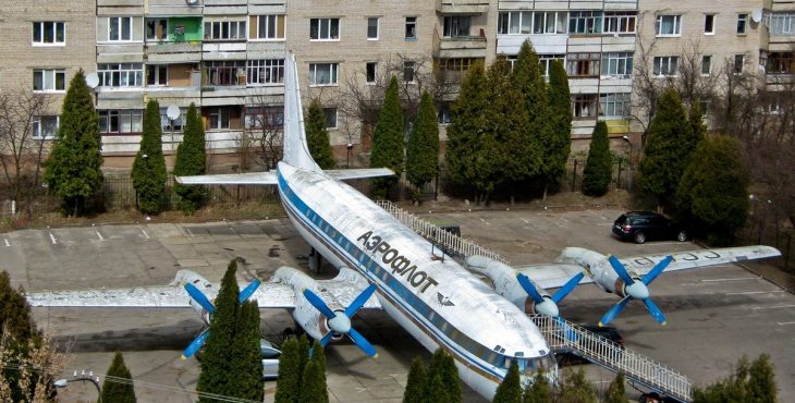 Самолет во дворе