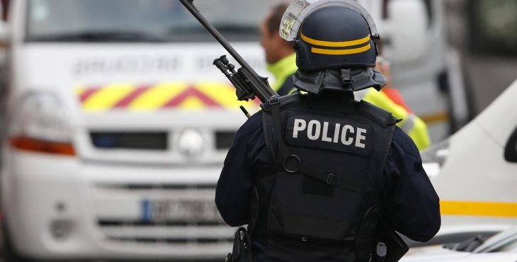Сторонник террористической организации ИГ* захватил заложников во Франции
