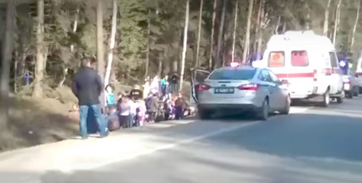 Автобус с 40 детьми упал в кювет в Подмосковье — последние новости, фото и видео с места событий