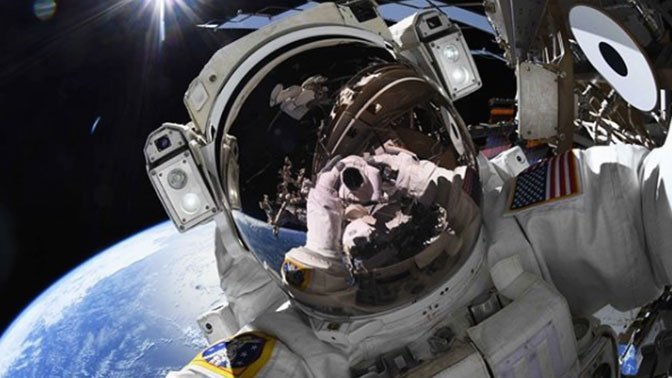 Астронавт показал селфи во время выхода в открытый космос