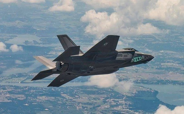 США уступают РФ в воздухе: F-35 не способен уйти от старых С-400