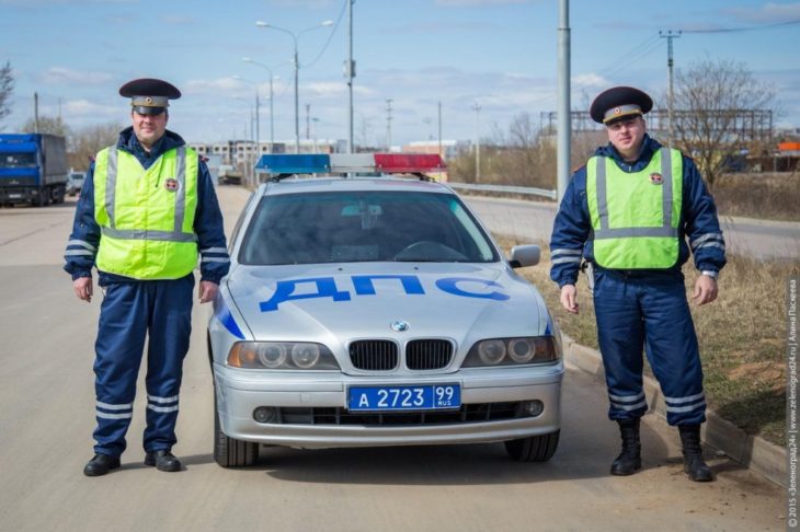 Тонны воды обрушились на головы инспекторов ГИБДД в Подмосковье (Видео)