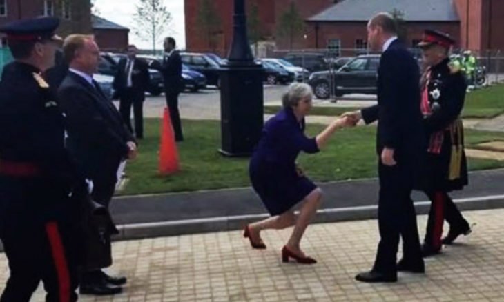 Нелепые приседания англичанки вызвали удивление общественности