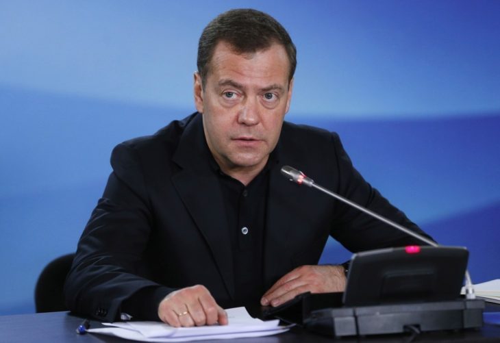 Медведев сообщил, когда в России появятся электронные трудовые книжки