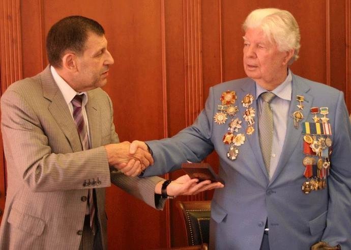Аферист по наследству: отец Порошенко носит не свою награду Аферист по наследству: отец Порошенко носит не свою награду