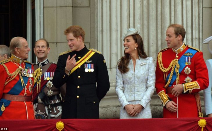 Британскую королевскую семью победили геи