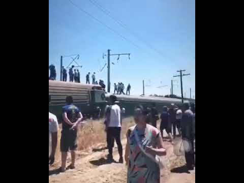 В Казахстане пассажирский поезд сошел с рельсов — Видео