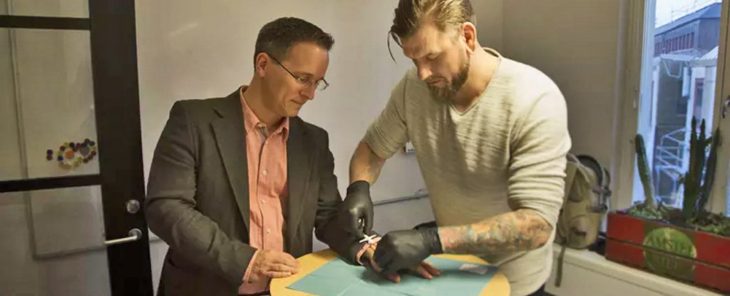 Шведы вирусно имплантируют микрочипы себе под кожу