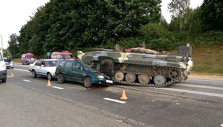 Боевая машина пехоты раздавила легковой автомобиль на трассе в Белоруссии. Видео
