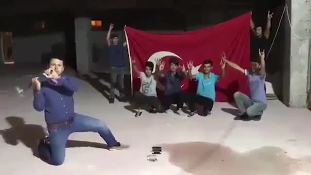 Видео: турки уничтожают iPhone и смывают кока-колу в унитаз после санкций США