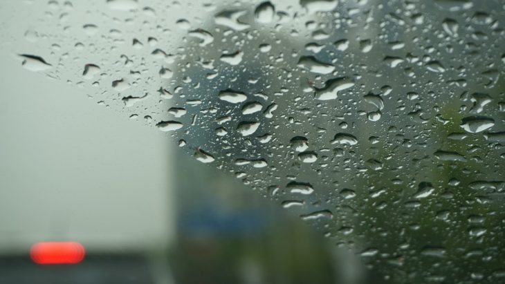Почему потеют стекла в машине и как с этим бороться — народные и современные средства