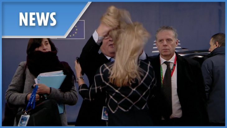 Странное поведение попало на видео: Юнкер взъерошил волосы своей сотруднице на саммите ЕС