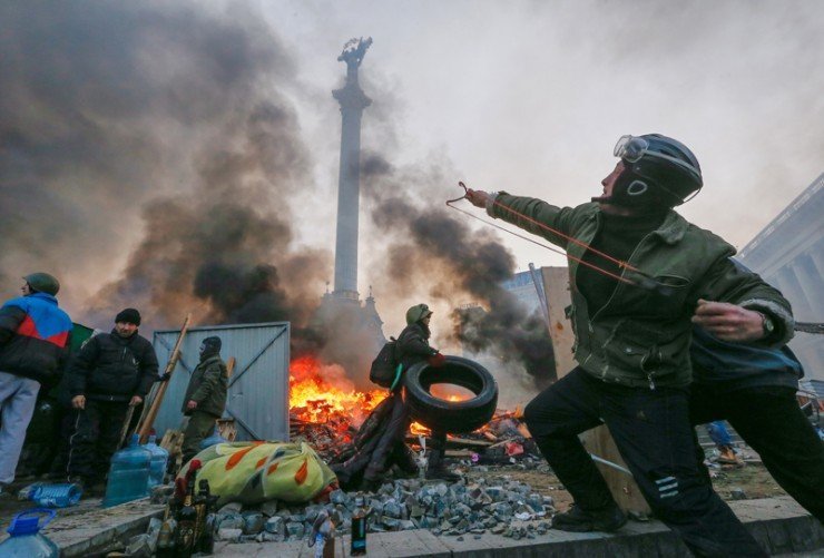 "Активист" майдана на фоне "идолища" - увенчанной статуей "Берегини" колонны, аккумулирующей энергию Инферно.