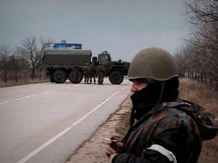 Военные перекрывают дороги. Армянск российские войска. Блокпост на дороге военными. Блок пост Украина Крым. Блокпост на границе с Украиной.