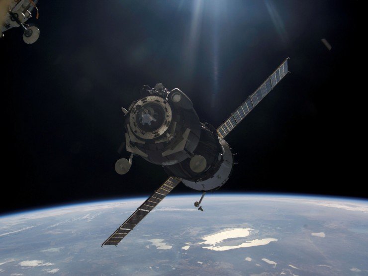 Soyuz_TMA-7_Approaches_the_Space_Station1
