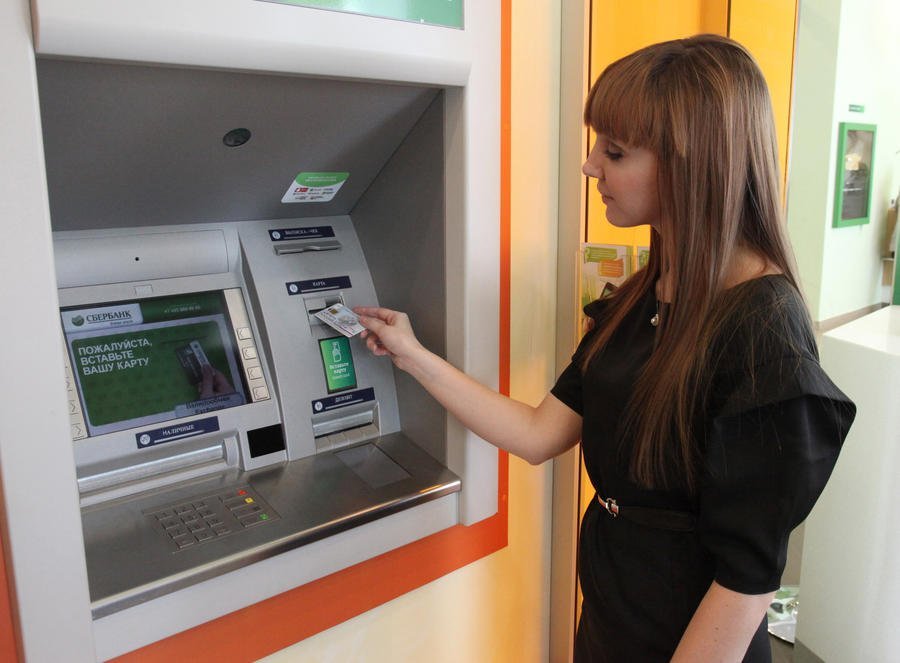 Люди активно используют банкоматы в повседневной жизни