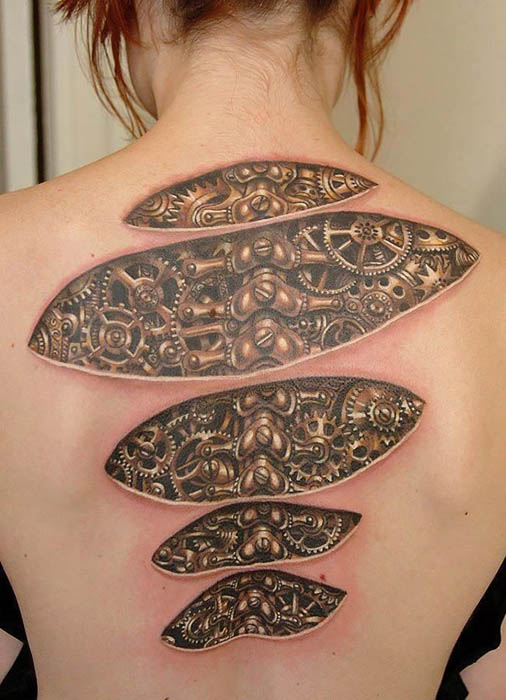 Татуировка-обман зрения на спине.