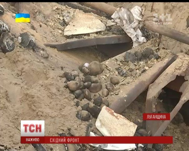 Результат обстрела позиций укропских погранцов в Станице-Луганской, остатки металлического блиндажа. Укропы кроме потерь (о которых замалчивают) лишились всего продовольствия и генератора.
