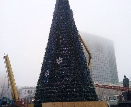 Донецк сегодня. На центральной площади Донецка устанавливали главную ёлку ДНР.
