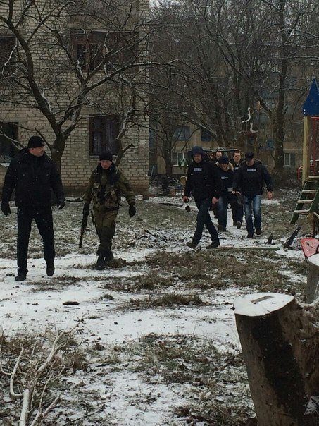 Группа сопровождения российских журналистов на Октябрьском посёлке перед Песками.