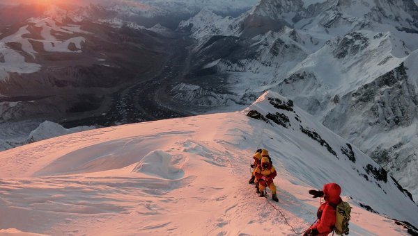© AP Photo/ Alpenglow Expeditions, Adrian Ballinger