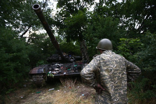 Танк Т-64, захваченный ополченцами во время боя за поселок Металлист.