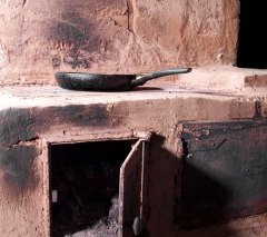 Считалось, что злые духи стараются сами проникнуть в избу, чтобы утащить угля из печи (Фото: Goldution, Shutterstock)