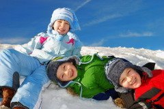 В этот день по свежему снегу кувыркались все - и стар, и млад (Фото: MaszaS, Shutterstock)